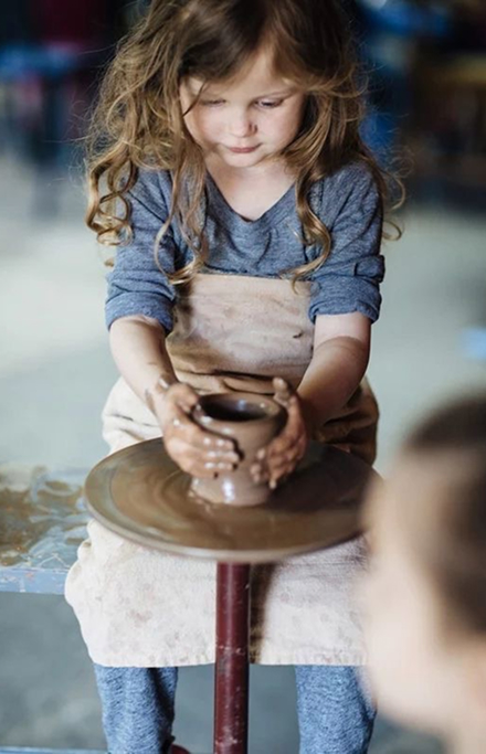Девочка лепит изделие из глины