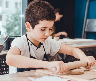 Мальчик работает со скалкой